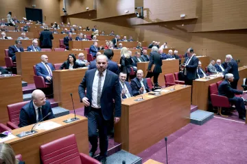 Bura u Saboru zbog 'Bačićevih zakona': 'Sru&scaron;it ćemo ovaj zakon, a onda i Vladu'