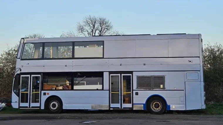 Uložila je vrtoglavi iznos i od autobusa stvorila dom iz snova: Izgleda kao pravi mali raj