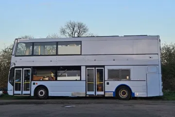 Uložila je vrtoglavi iznos i od autobusa stvorila dom iz snova: Izgleda kao pravi mali raj
