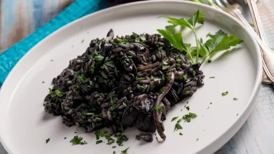 Kulinarski dragulj: Otkrijte tajne dalmatinske kuhinje uz tri recepta za crni rižoto