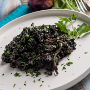 Kulinarski dragulj: Otkrijte tajne dalmatinske kuhinje uz tri recepta za crni rižoto