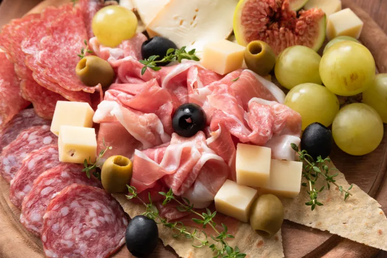 Ne mora biti skupo da bi bilo svečano: kako složiti blagdanski stol koji izgleda luksuzno, a ko&scaron;ta upola manje