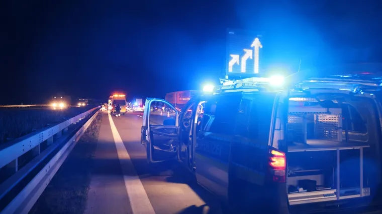 Auto potpuno smrskan, mladi policajac ostao priklije&scaron;ten: Objavljene jezive fotografije