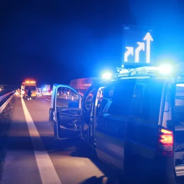 Auto potpuno smrskan, mladi policajac ostao priklije&scaron;ten: Objavljene jezive fotografije