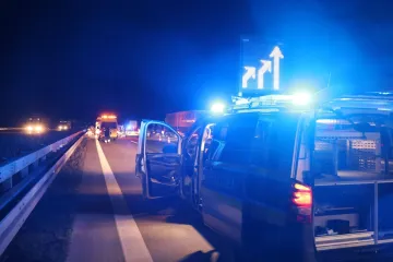 Auto potpuno smrskan, mladi policajac ostao prikliješten: Objavljene jezive fotografije