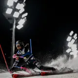 Skija&scaron;ice 'redom padaju' na noćnom slalomu u Francuskoj: Zrinka i Leona izletjele sa staze