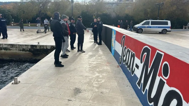 Interventna policija u Supetru zbog HOS-ova murala, Marković: 'Ljudi u crnom neće upravljati gradom'