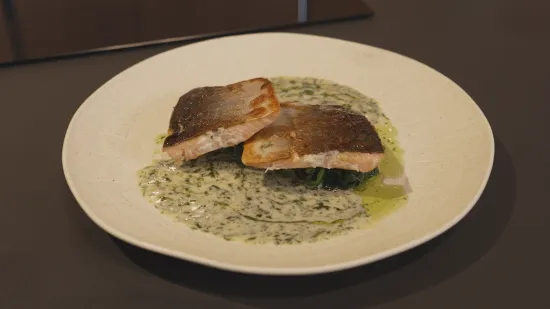 Idealno za laganu večeru: Recept za file lososa sa sotiranim &scaron;pinatom i umakom od kopra