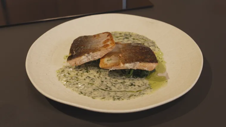 Idealno za laganu večeru: Recept za file lososa sa sotiranim &scaron;pinatom i umakom od kopra