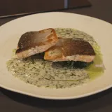 Idealno za laganu večeru: Recept za file lososa sa sotiranim &scaron;pinatom i umakom od kopra