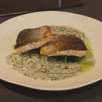 Idealno za laganu večeru: Recept za file lososa sa sotiranim &scaron;pinatom i umakom od kopra