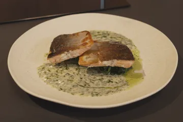 Idealno za laganu večeru: Recept za file lososa sa sotiranim &scaron;pinatom i umakom od kopra