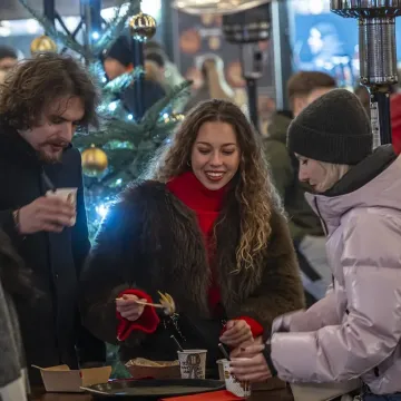Nikad ljep&scaron;i Advent: Kovrčava djevojka s osmijehom od milijun dolara obilježila večer u Karlovcu
