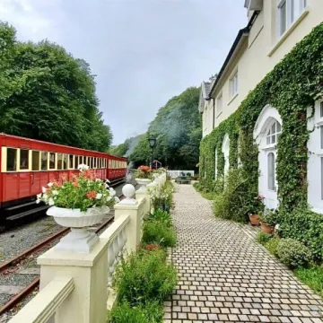 Biste li se budili uz pogled na vlak i zvuk parne lokomotive? I za sve to morate izdvojiti paprenu cifru