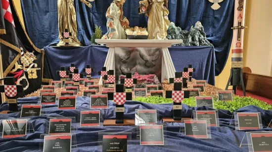 Crni križevi i HOS-ove zastave pokraj malog Isusa: Ponovno kontroverzne jaslice u &scaron;ibenskoj crkvi