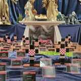 Crni križevi i HOS-ove zastave pokraj malog Isusa: Ponovno kontroverzne jaslice u &scaron;ibenskoj crkvi