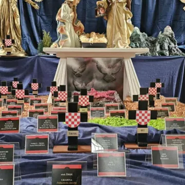 Crni križevi i HOS-ove zastave pokraj malog Isusa: Ponovno kontroverzne jaslice u &scaron;ibenskoj crkvi