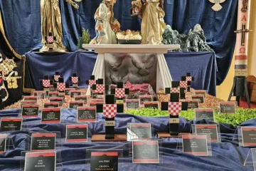 Crni križevi i HOS-ove zastave pokraj malog Isusa: Ponovno kontroverzne jaslice u &scaron;ibenskoj crkvi