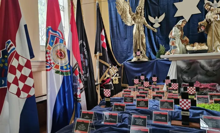 Crni križevi i HOS-ove zastave pokraj malog Isusa: Ponovno kontroverzne jaslice u &scaron;ibenskoj crkvi