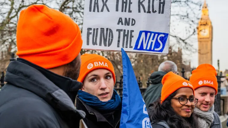 Pod udarom su gripe, a oni &scaron;trajkaju: Liječnici u Engleskoj traže veće plaće