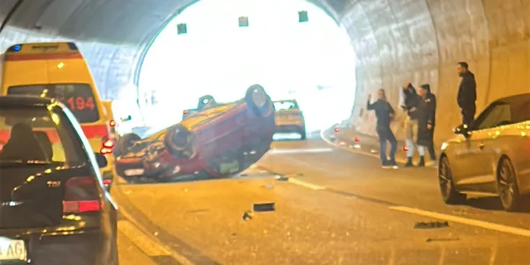 Nestvarne scene u tunelu kod Klisa: Auto na krovu, vatrogasci izvlačili ljude