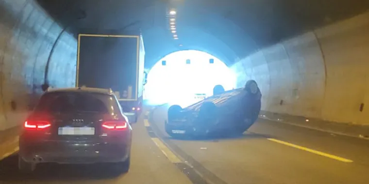 Nestvarne scene u tunelu kod Klisa: Auto na krovu, vatrogasci izvlačili ljude