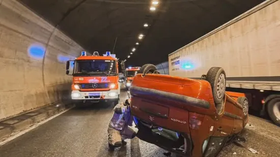 Nestvarne scene u tunelu kod Klisa: Auto na krovu, vatrogasci izvlačili ljude