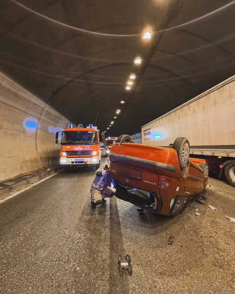 Nestvarne scene u tunelu kod Klisa: Auto na krovu, vatrogasci izvlačili ljude