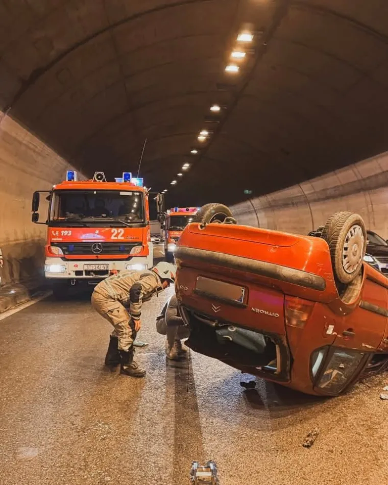 Nestvarne scene u tunelu kod Klisa: Auto na krovu, vatrogasci izvlačili ljude
