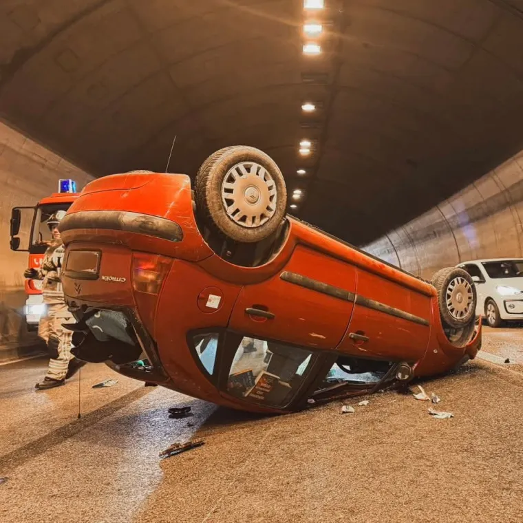Nestvarne scene u tunelu kod Klisa: Auto na krovu, vatrogasci izvlačili ljude