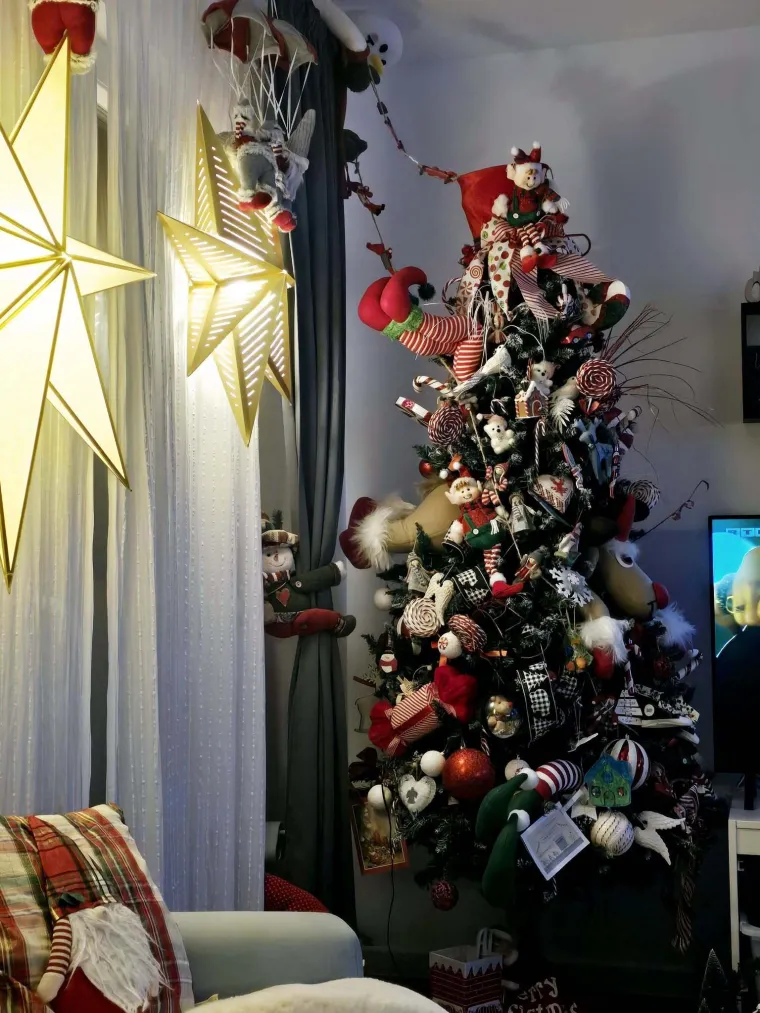 Zatrpan fotografijama božićni žiri radi punom parom: 'Ovo je pravi kaos'