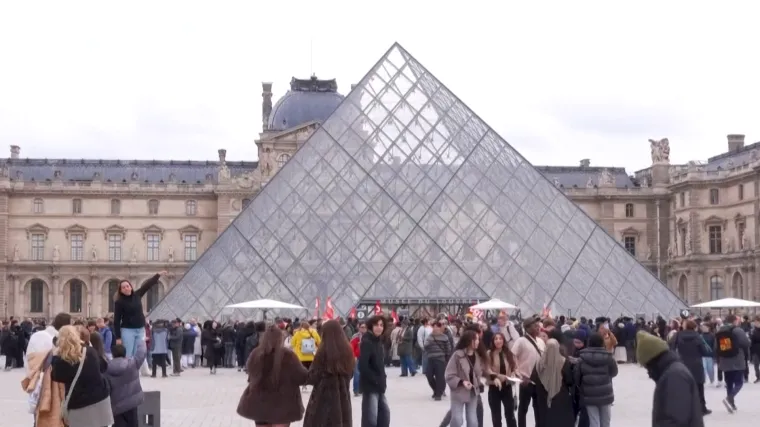 Galerije zatvorene od opasnosti od uru&scaron;avanja, voda o&scaron;tetila dokumente: &Scaron;to je 'trulo' u Louvreu?