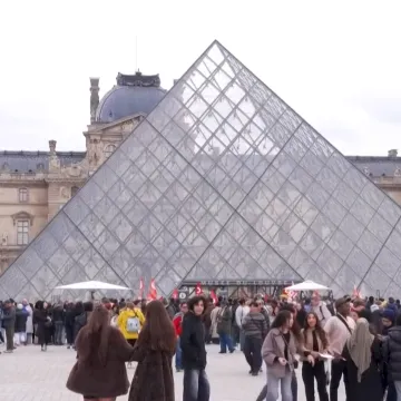 Galerije zatvorene od opasnosti od uru&scaron;avanja, voda o&scaron;tetila dokumente: &Scaron;to je 'trulo' u Louvreu?