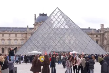 Galerije zatvorene od opasnosti od uru&scaron;avanja, voda o&scaron;tetila dokumente: &Scaron;to je 'trulo' u Louvreu?