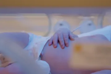 Prvi put nakon 35 godina rođene jednojajčane trojke: 20 stručnjaka sudjelovalu u porodu