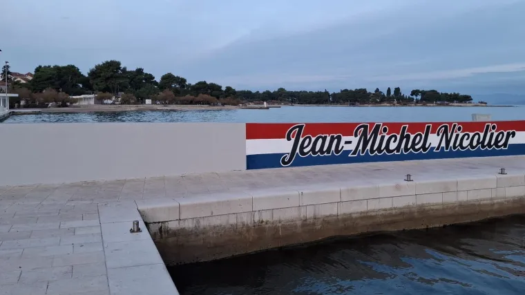 Uklonjen grafit koji je osvanuo uz Nicolierov mural: Redari prebojali grbove Vukovara i &Scaron;kabrnje
