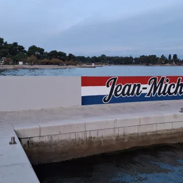 Uklonjen grafit koji je osvanuo uz Nicolierov mural: Redari prebojali grbove Vukovara i &Scaron;kabrnje