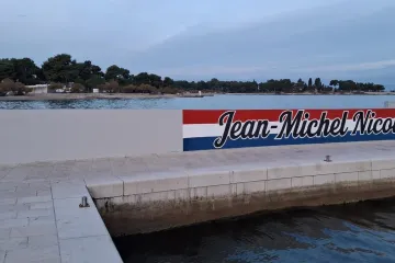 Uklonjen grafit koji je osvanuo uz Nicolierov mural: Redari prebojali grbove Vukovara i Škabrnje