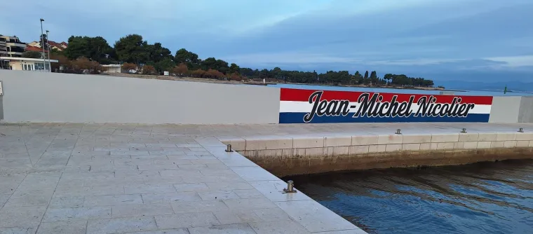 Uklonjen grafit koji je osvanuo uz Nicolierov mural: Redari prebojali grbove Vukovara i &Scaron;kabrnje