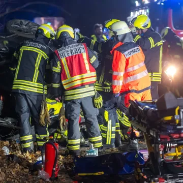 Mercedesom uni&scaron;tio &scaron;est auta: Policajci ostali u &scaron;oku kad su mu pretražili vozilo