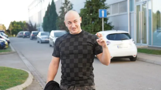 Desingericu žena izbacila iz stana sa stvarima, on se uopće ne doima uzrujanim