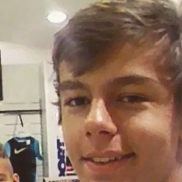 Znate li tko je dječak s fotografije? Proslavio se u seriji 'Divlje pčele' i postao miljenik publike