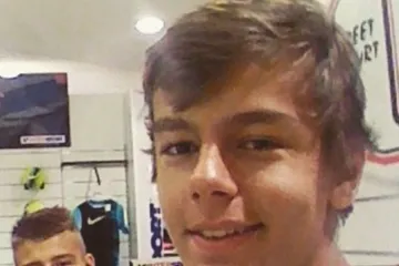 Znate li tko je dječak s fotografije? Proslavio se u seriji 'Divlje pčele' i postao miljenik publike