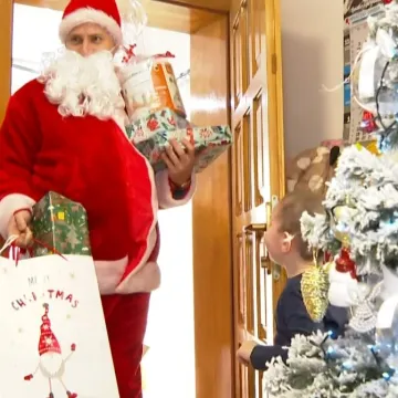 Djeci koja su ostala bez majke u prometnoj nesreći volonteri donijeli trenutak veselja