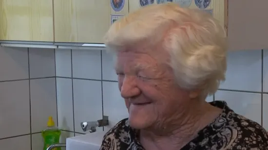 Na rubu siroma&scaron;tva pet godina poslije potresa: Presretna Anka (81) dobila novu peć