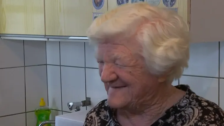 Na rubu siroma&scaron;tva pet godina poslije potresa: Presretna Anka (81) dobila novu peć