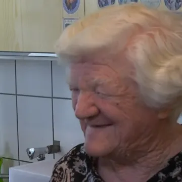 Na rubu siroma&scaron;tva pet godina poslije potresa: Presretna Anka (81) dobila novu peć