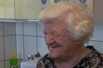 Na rubu siromaštva pet godina poslije potresa: Presretna Anka (81) dobila novu peć