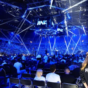 Tko će preživjeti? Nemojte treptati: Borilački svijet na nogama, pi&scaron;e se povijest