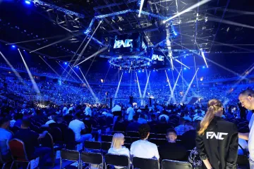 Tko će preživjeti? Nemojte treptati: Borilački svijet na nogama, pi&scaron;e se povijest